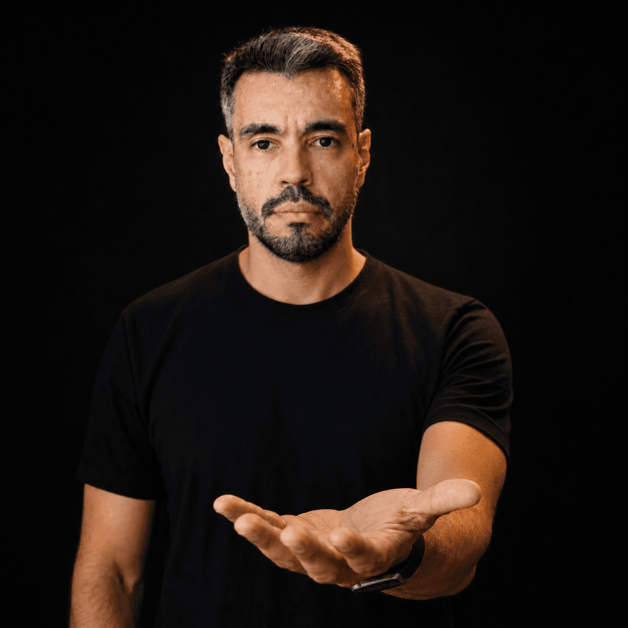 Nando Borba, fundador da Elite Mídias, em enquadramento completo