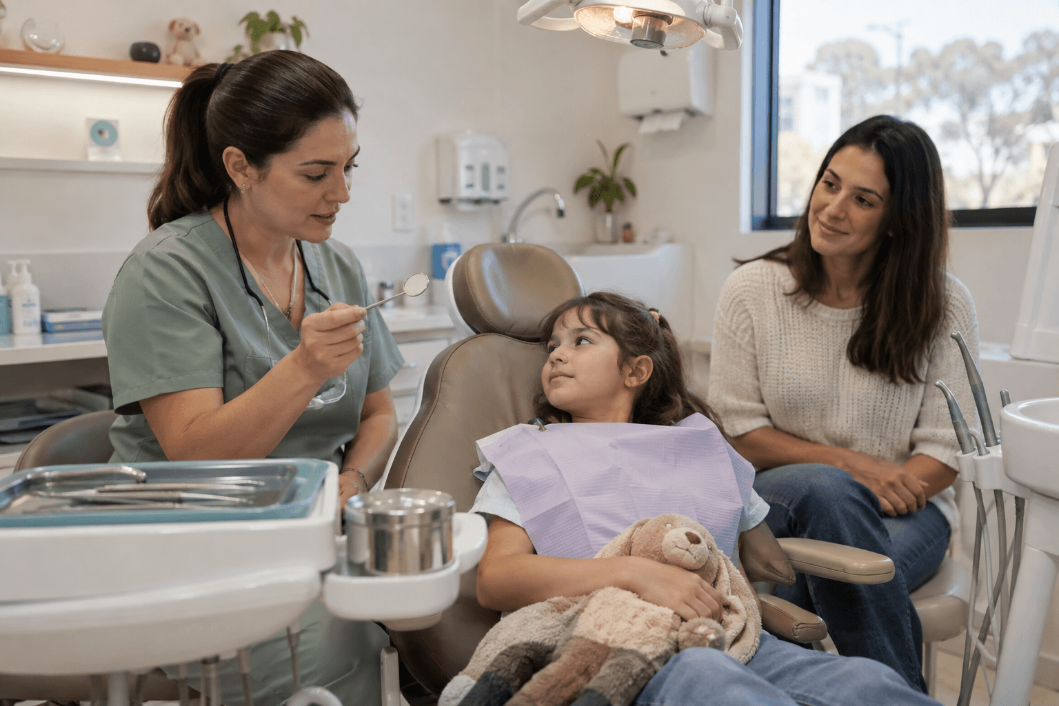 Dentista acolhendo uma criança acompanhada pela mãe — imagem ilustrativa